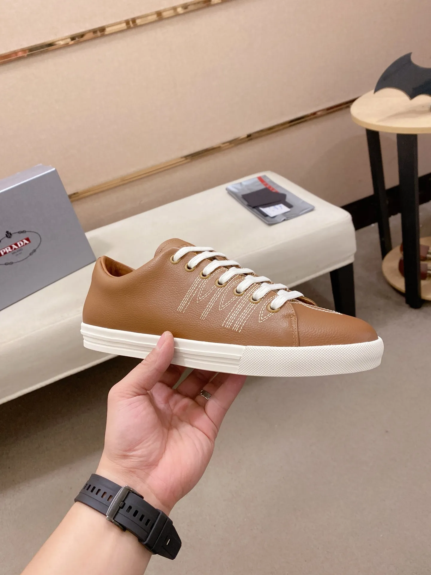Factory price 560💰 ✔️✔️✔️Higher version High-quality new PRADA (Prada) counters are launched simultaneously. The new men's shoes and 😘fabric are made of selected first-layer cowhide with superb craftsmanship. Lining: Full cowhide lining. 👍🏿 High-end ☄️ air-cushion molded anti-slip rubber outsole, exquisite lines, simple and elegant, comfortable and high-end for leisure travel. Code number: 38 to 45